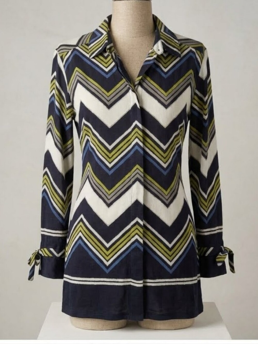 Contemporary Boho Woman's XS Chevron Print Long Sleeve Top in Navy & White